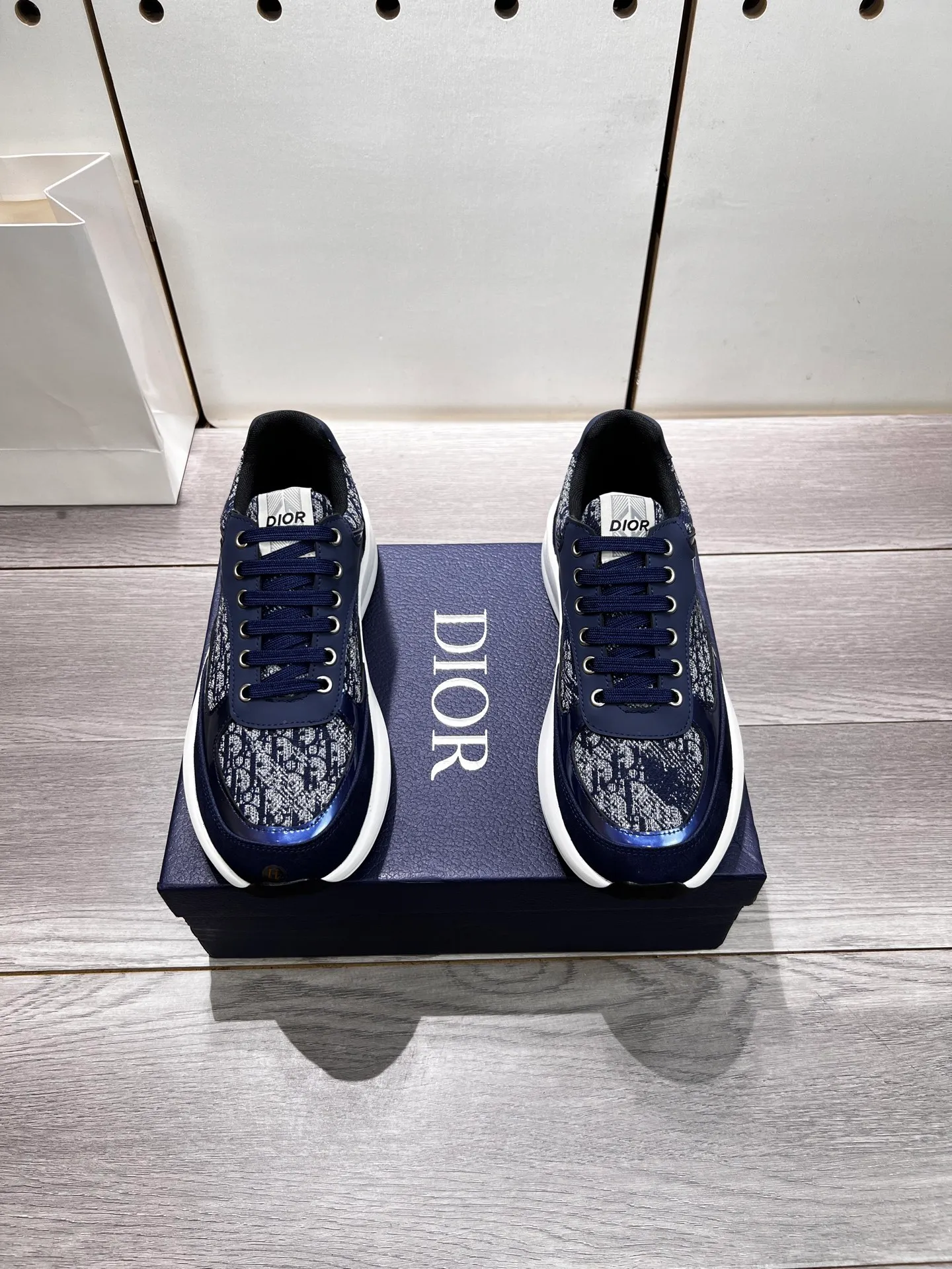 Factory price: 440💰Dior official website new style🎁🎁fashionable casual men's shoes👟, popular style💥simple and elegant version, exclusive for trendy men. Unique official website latest brand elements 👑original decoration, fashionable and generous, imported first-layer cowhide with original fabric✅breathable mesh lining, official website designated wear-resistant casual outsole, counter classic model taken in kind🎬Four colors available, code 38-44. Can be customized 45 non-returnable